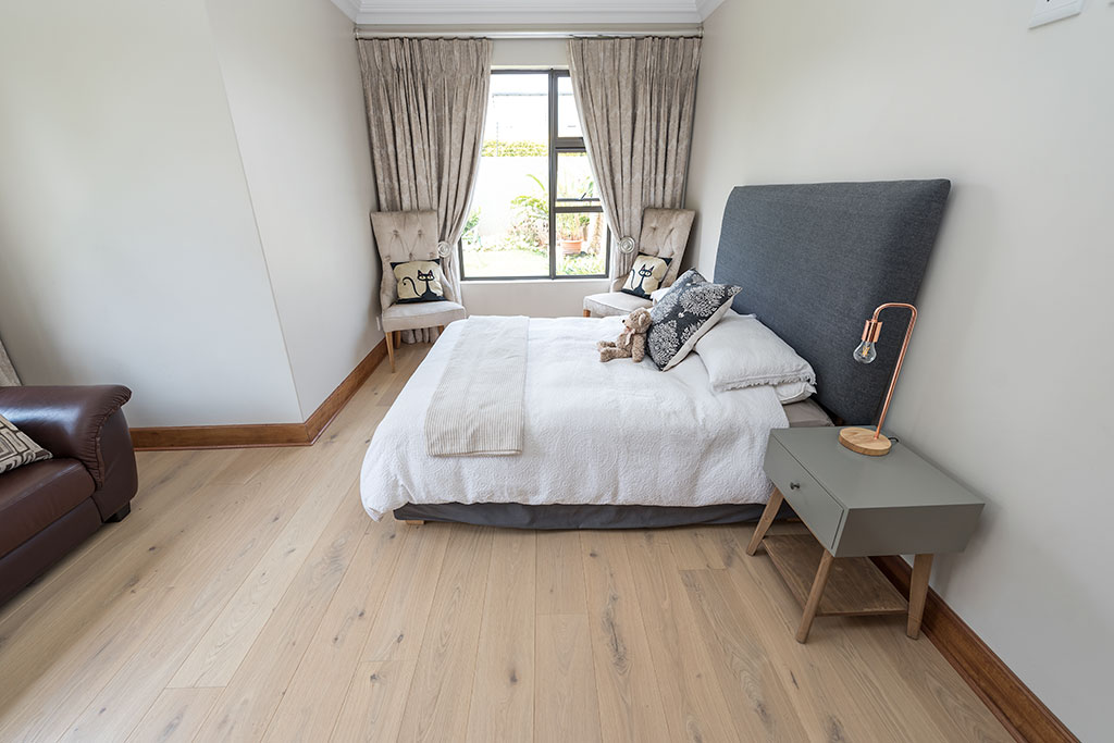 Cederberg oak wood floor in a bedroom