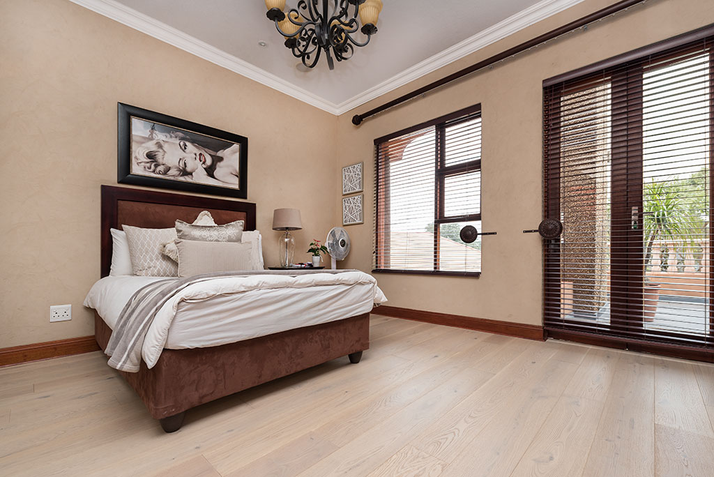 Wood floors Outeniqua in a bedroom