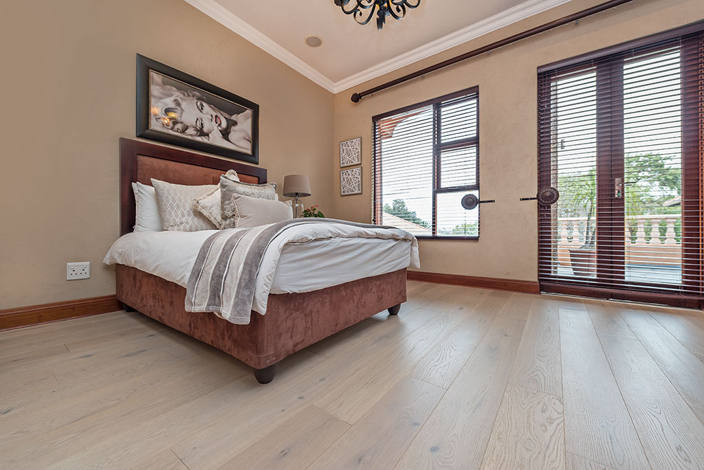 Wood floors Outeniqua in a bedroom